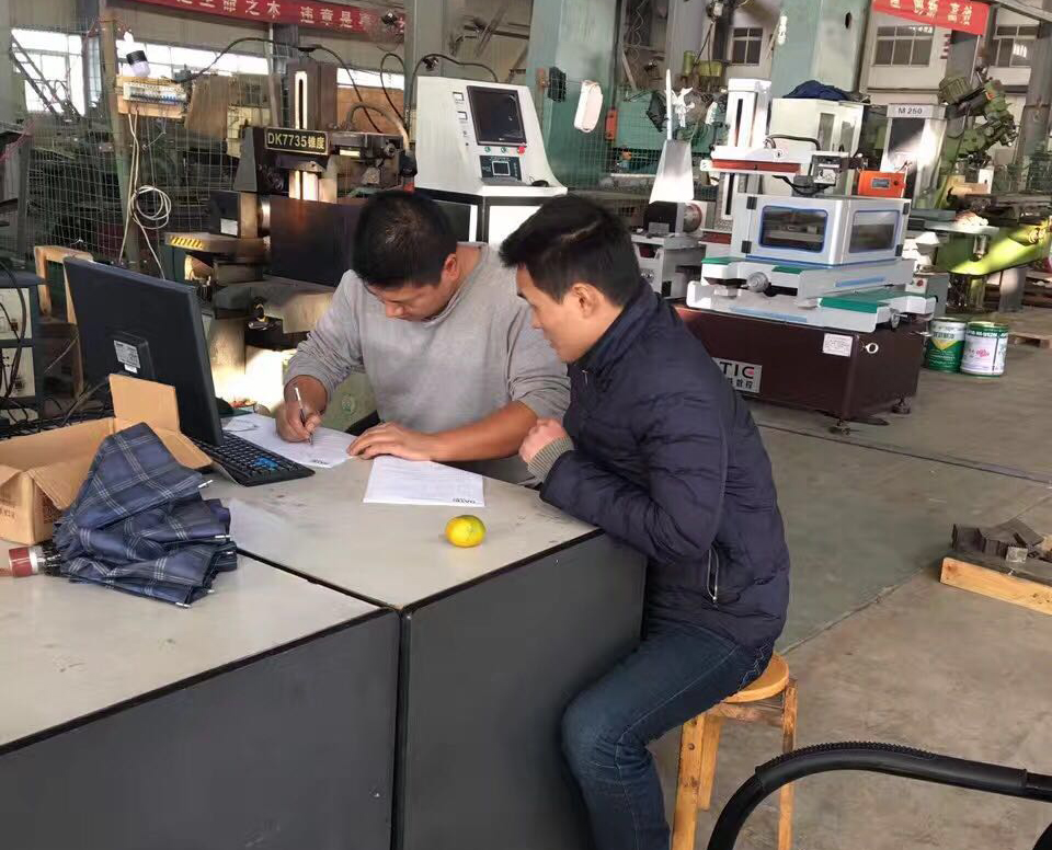 大鐵與線切割客戶現(xiàn)場簽合同