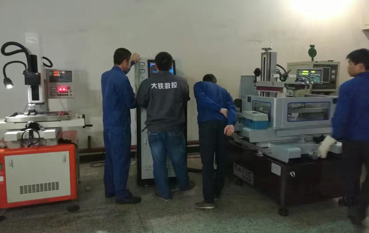 線切割機(jī)床現(xiàn)場操作培訓(xùn)照片