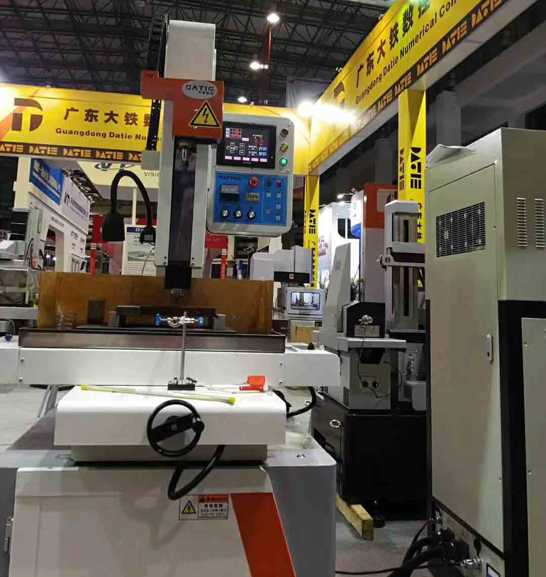 廣東大鐵東莞模具制造機械展現(xiàn)場穿孔機照片