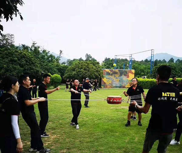 大鐵清遠(yuǎn)紅旗灣拓展擊鼓傳花6